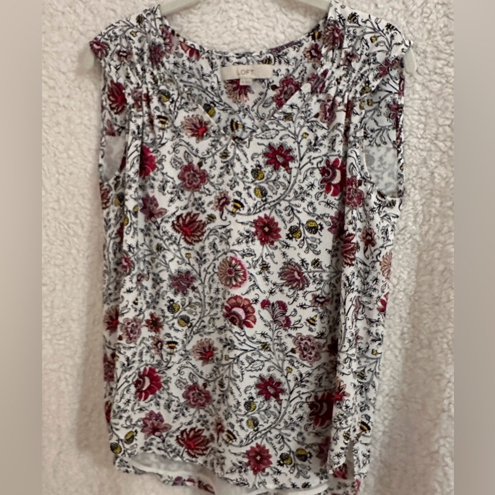 Loft flowered, flowy, lined cap sleeve top.